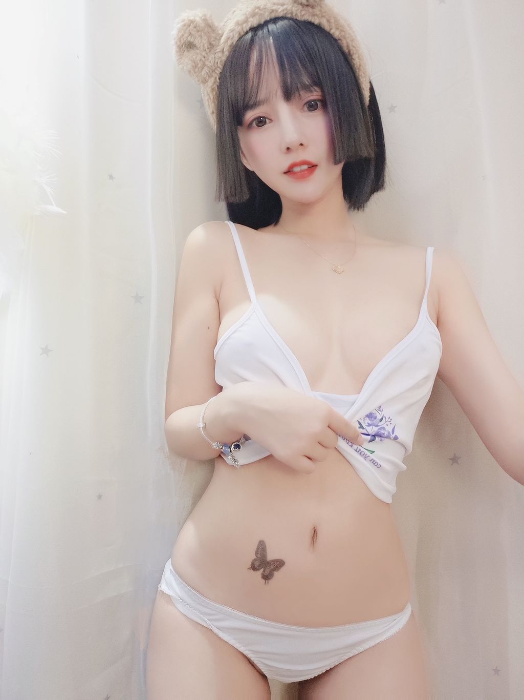 Coser@过期米线线喵: 吊带白色 (72 photos)